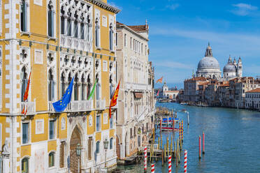 Italien, Venetien, Venedig, Palast im Renaissance-Stil am Canal Grande mit Santa Maria Della Salute im Hintergrund - WGF01327