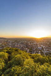 Deutschland, Baden-Württemberg, Freiburg im Breisgau, Sonnenuntergang über der Stadt vom Gipfel des Schlossbergs aus gesehen - WDF06018