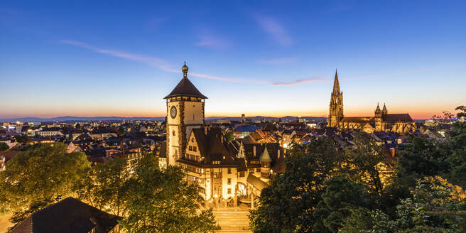 Deutschland, Baden-Württemberg, Freiburg im Breisgau, Panorama des beleuchteten Schwabentors in der Abenddämmerung - WDF06020