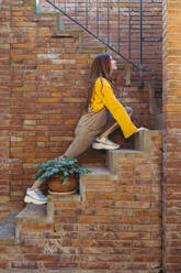 Junge Frau trainiert auf einer Treppe - AFVF06639