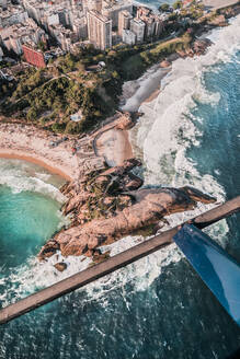 Luftaufnahme von Arpoador Rock, Ipanema und Diabo Beach aus einem Hubschrauber in Rio De Janeiro, Brasilien aufgenommen - AAEF08906