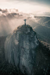 Luftaufnahme des Nachmittags Lichtstrahlen scheinen auf Christus der Erlöser-Statue auf Corcovado Mountain in Rio De Janeiro, Brasilien - AAEF08907