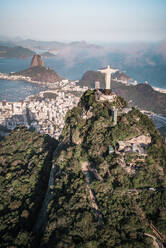 Luftaufnahme von Christ The Redeemer mit Blick auf die Guanabara-Bucht und den Zuckerhut, Rio De Janeiro, Brasilien - AAEF08908