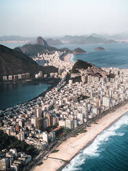 Luftaufnahme von Ipanema, Copacabana und Rodrigo De Freitas Lagune mit Zuckerhut Berg im Hintergrund, Rio De Janeiro, Brasilien - AAEF08909