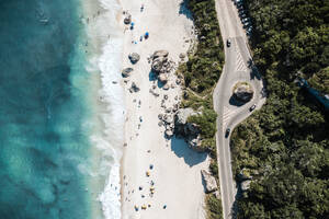 Luftaufnahme von Autos fahren auf Küstenstraße durch den Wald entlang der Küste der tropischen Strand in Rio De Janeiro, Brasilien - AAEF08911