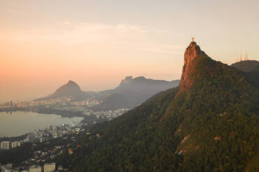 Luftaufnahme der Christus-Erlöser-Statue auf dem Berg Corcovado und der Lagune Rodrigo De Freitas während der Goldenen Stunde, Rio De Janeiro, Brasilien - AAEF08916