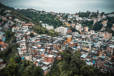 Luftaufnahme von kompakten Häusern in der Favela Santo Amaro, umgeben von üppigem Wald in Rio de Janeiro, Brasilien - AAEF08917