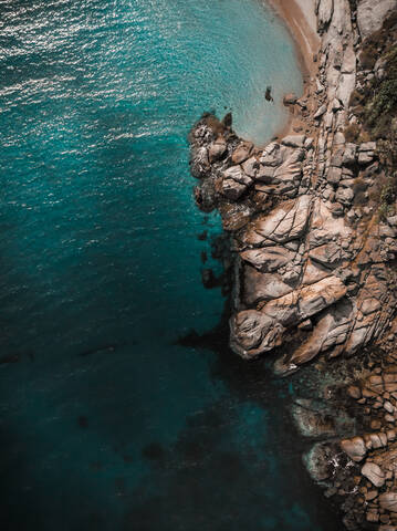 Luftaufnahme der Küstenlinie von Magnetic Island mit türkisfarbenem Wasser und Felsformationen, Queensland, Australien, lizenzfreies Stockfoto