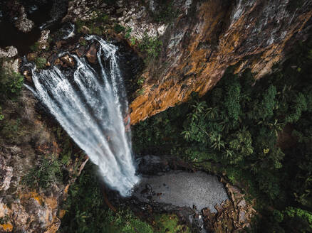 Luftaufnahme des Purling Brook Wasserfalls, Springbrook National Park, Queensland, Australien - AAEF08925