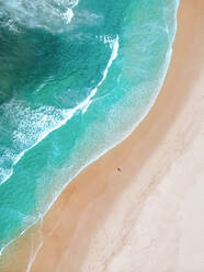 Luftaufnahme von Tallebudgera Beach mit einem Mann, der am Strand spazieren geht, Gold Coast, Australien - AAEF08926