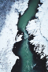 Luftaufnahme eines Flusses um einen Gletscher bei Bruarhloo in Island - AAEF08931