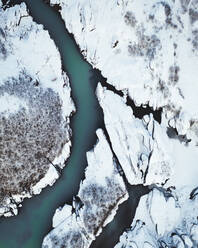 Luftaufnahme eines Flusses um einen Gletscher bei Bruarhloo in Island - AAEF08932