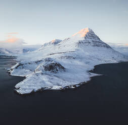 Luftaufnahme eines verschneiten Berges in der östlichen Region, Island - AAEF08935