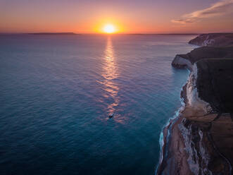 Luftaufnahme der Jurassic Coast-Küste bei Sonnenuntergang in West Lulworth, Wareham, UK - AAEF08941