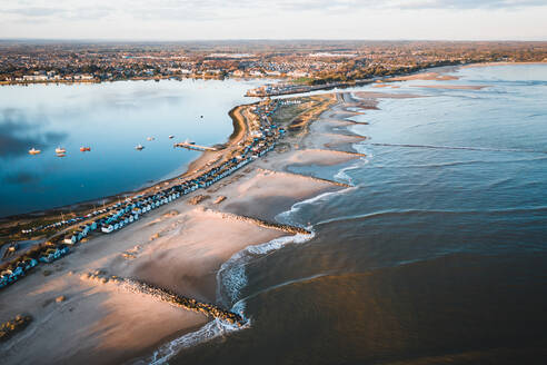 Luftaufnahme von Häusern auf einer Sandbank in Southbourne, Bournemouth, UK - AAEF08948