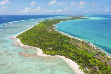 Luftaufnahme des Farquhar-Atolls, Blick nach Süden mit dem Indischen Ozean zur Linken und der Lagune zur Rechten. Seychellen - AAEF08955