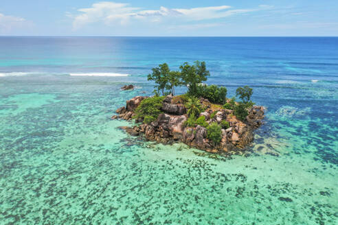 Luftaufnahme der kleinen Granitinsel in Fairyland, Anse Royale, Mahé, Seychellen. - AAEF08963