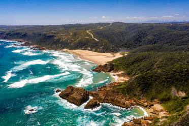 Luftaufnahme des Naturschutzgebiets Noetzie Beach in Knysna, Westkap, Kapstadt - AAEF08970