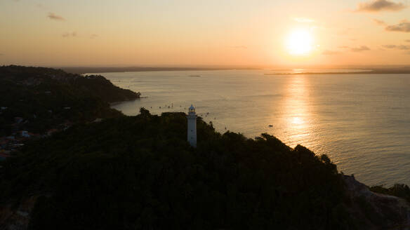 Panorama-Luftaufnahme der Lighthouse Zipline am Ufer der Bucht bei Sonnenuntergang in Morro de Sao Paulo, Cairu - Bahia, Brasilien - AAEF08972