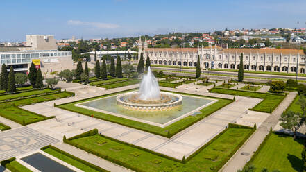 Luftaufnahme des Jeronimos-Klosters und des Empire-Platzes an einem teilweise sonnigen Tag während der Pandemie Covid-19 in Lissabon, der Hauptstadt Portugals. - AAEF08981