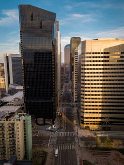 Luftaufnahme von Gebäuden und leeren Straßen in der Innenstadt von Denver während der Quarantäne im Mai 2020, Denver, Colorado. - AAEF09008