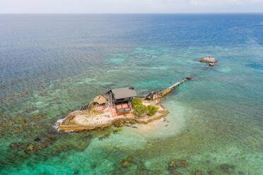 Luftaufnahme eines Hauses auf einer kleinen Insel umgeben von türkisfarbenem Wasser im Karibischen Meer, Kolumbien - AAEF09012