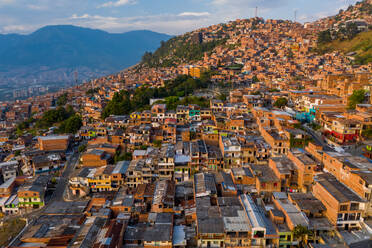 Luftaufnahme der Stadt Medellin mit einem Berg im Hintergrund, Antioquia, Kolumbien - AAEF09015