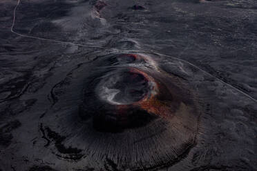 Luftaufnahme von schwarzen und roten Vulkankratern, die die isländische Landschaft wie die Oberfläche eines anderen Planeten aussehen lassen, Zentrales Hochland, Island - AAEF09028