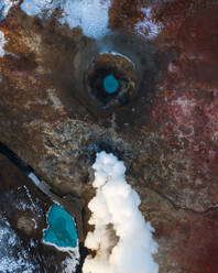 Luftaufnahme eines farbenfrohen geothermischen Dampftopfes, umgeben von roter und gelber, schwefelhaltiger Erde, eine andere Planetenlandschaft Gunnuhver, Reykjanes-Halbinsel, Island - AAEF09033
