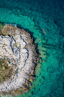 Luftaufnahme eines Kajaks am Ufer der Insel Otocic Porer in Bale, Kroatien - AAEF09049