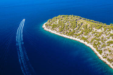 Luftaufnahme der Bucht an einem sonnigen Tag in Nerezisca, Kroatien - AAEF09056