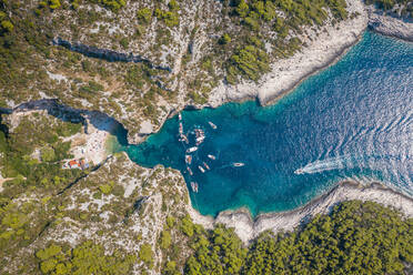 Luftaufnahme des Ufers des Strandes Stiniva an einem sonnigen Tag in Marinje Zemlje, Kroatien - AAEF09064