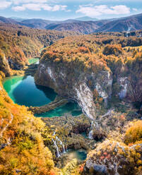 Luftaufnahme der von Bergen umgebenen Unteren Seen mit türkisfarbenem Wasser in Korana, Kroatien - AAEF09073
