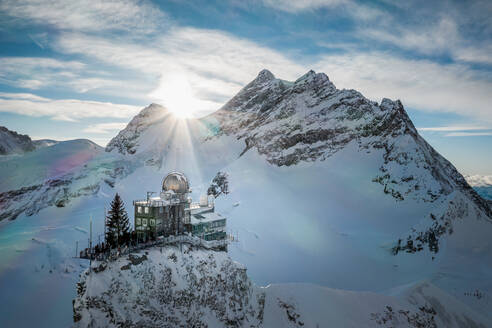 Luftaufnahme des Jungfraujochs mit einem Schneeberg im Hintergrund in Fieschertal, Schweiz - AAEF09079