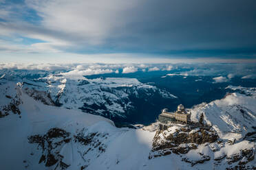 Luftaufnahme des Jungfraujochs mit einem Schneeberg im Hintergrund in Fieschertal, Schweiz - AAEF09080