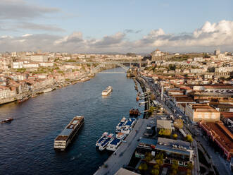 Luftaufnahme des Flusses Douro mit der Brücke Luís I. in Porto, Portugal - AAEF09087