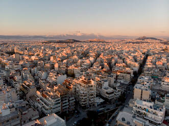 Luftaufnahme der Akropolis in der Ferne und Häuserdächer der Stadt Athen, Griechenland. - AAEF09089