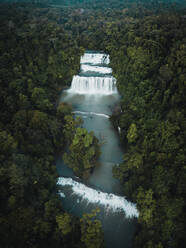 Luftaufnahme der Wasserfälle bei Tinuy-an Falls, Bislig, Surigao del Sur, Philippinen - AAEF09093