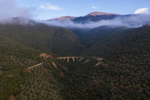 Luftaufnahme einer von Bergen umgebenen Brücke in Milies, Griechenland - AAEF09099