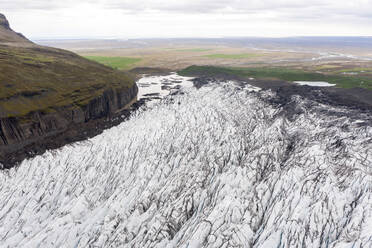 Luftaufnahme von Gletscherspalten im Svinafellsjokull, Island, umgeben von Bergen - AAEF09113