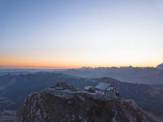 Luftaufnahme der Grossen Mythen bei Sonnenaufgang, Schweiz - AAEF09119
