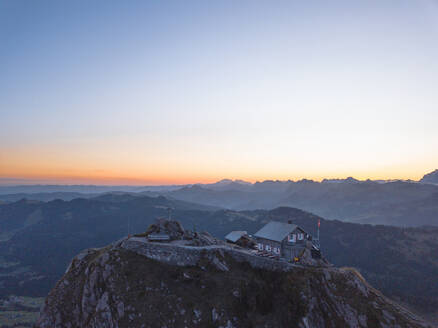 Luftaufnahme der Grossen Mythen bei Sonnenaufgang, Schweiz - AAEF09119