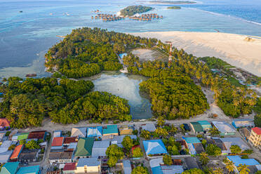 Luftaufnahme der Insel Huraa, Nord-Male-Atoll, Malediven, Indischer Ozean, mit zurückgewonnenem Land, Mangroven und Überwinterungsgebieten in der Ferne - AAEF09128