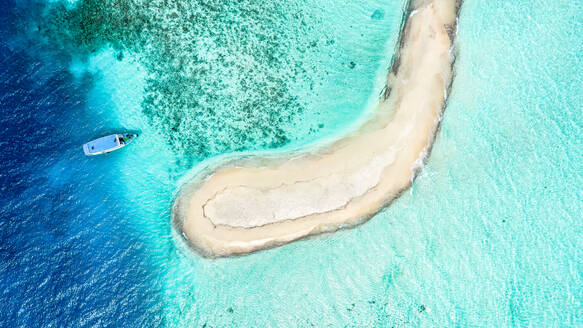 Luftaufnahme einer Sandbank, Nord-Malé-Atoll, Malediven, Indischer Ozean mit einem verankerten Dhoni, Boot - AAEF09129