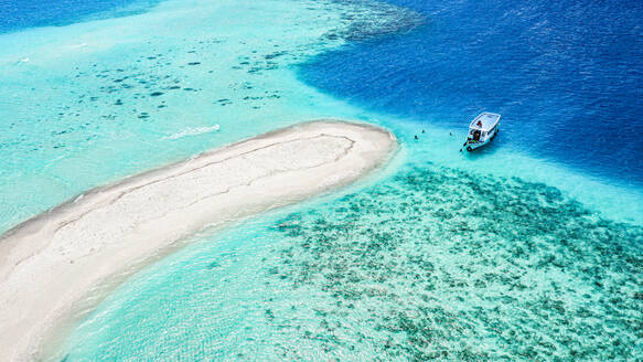 Luftaufnahme einer Sandbank, Nord-Malé-Atoll, Malediven, Indischer Ozean, mit einem verankerten Dhoni, einem Boot und schwimmenden Menschen - AAEF09130