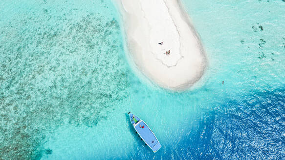 Luftaufnahme einer Sandbank, Nord-Male-Atoll, Malediven, Indischer Ozean, mit einem verankerten Dhoni, Boot und schwimmenden, sonnenbadenden Menschen - AAEF09131