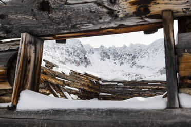 Zerklüftete Berge und Blockhausruine in Mayflower Gulch, Colorado - CAVF84537