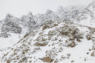 Zerklüftete Berge mit Neuschnee, Mayflower Gulch, Colorado - CAVF84539