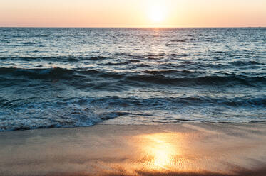 Wellen, die bei Sonnenuntergang über dem Pazifischen Ozean in Mexiko auflaufen - CAVF84571