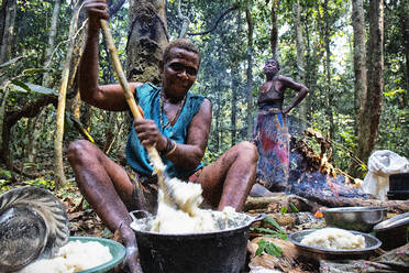 Baka-Pygmäen-Frauen beim Kochen im Wald am Lagerfeuer, Dzanga Sangha, Zentralafrikanische Republik - CAVF84585